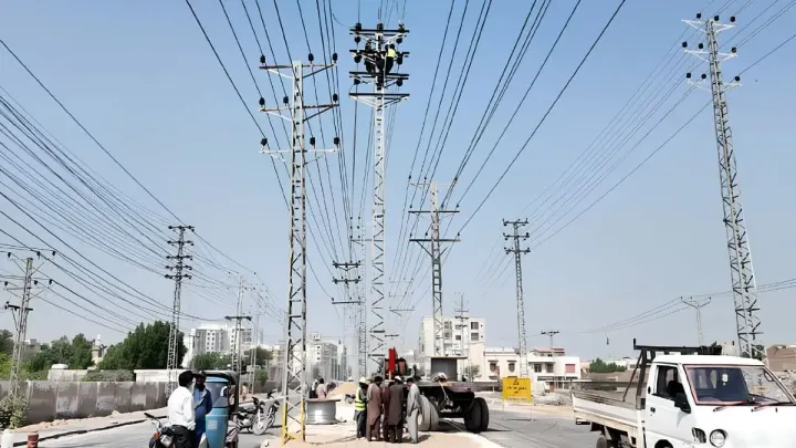 Sindh Chief Minister Explains Road With Electricity Poles in Hyderabad