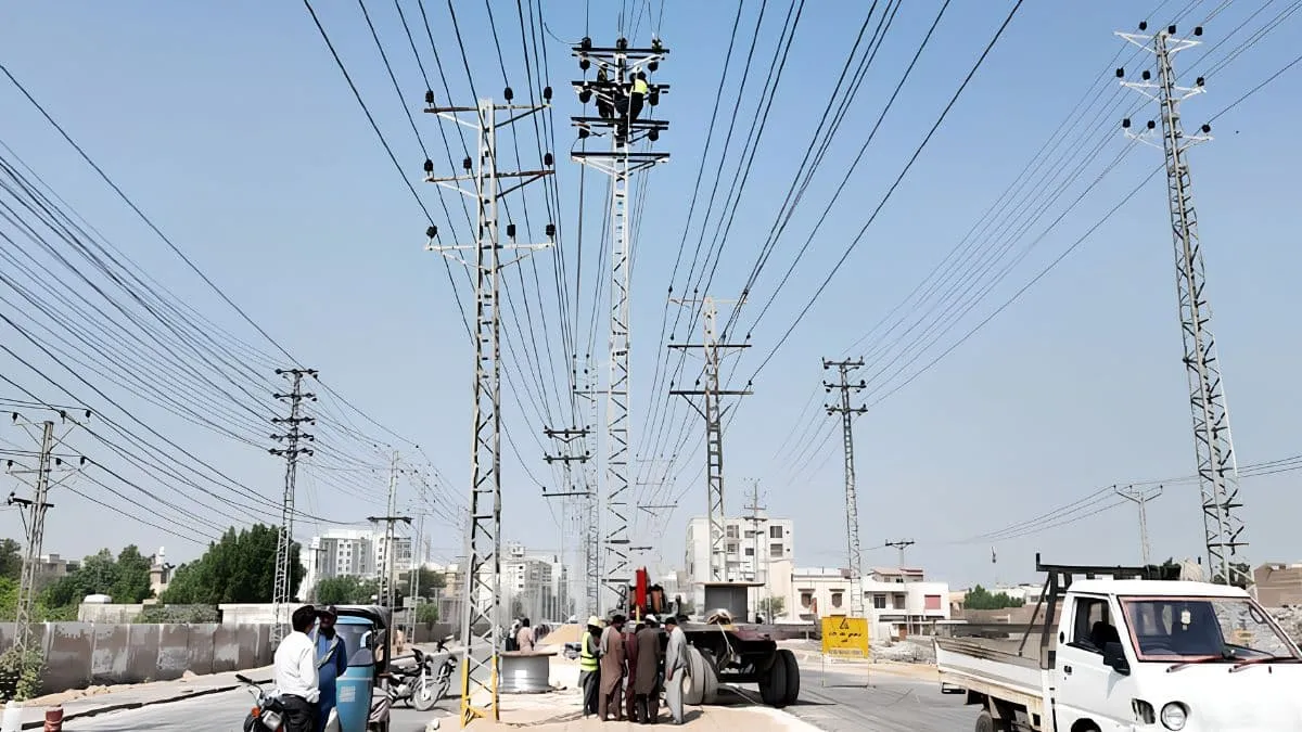 Sindh Chief Minister Explains Road With Electricity Poles in Hyderabad