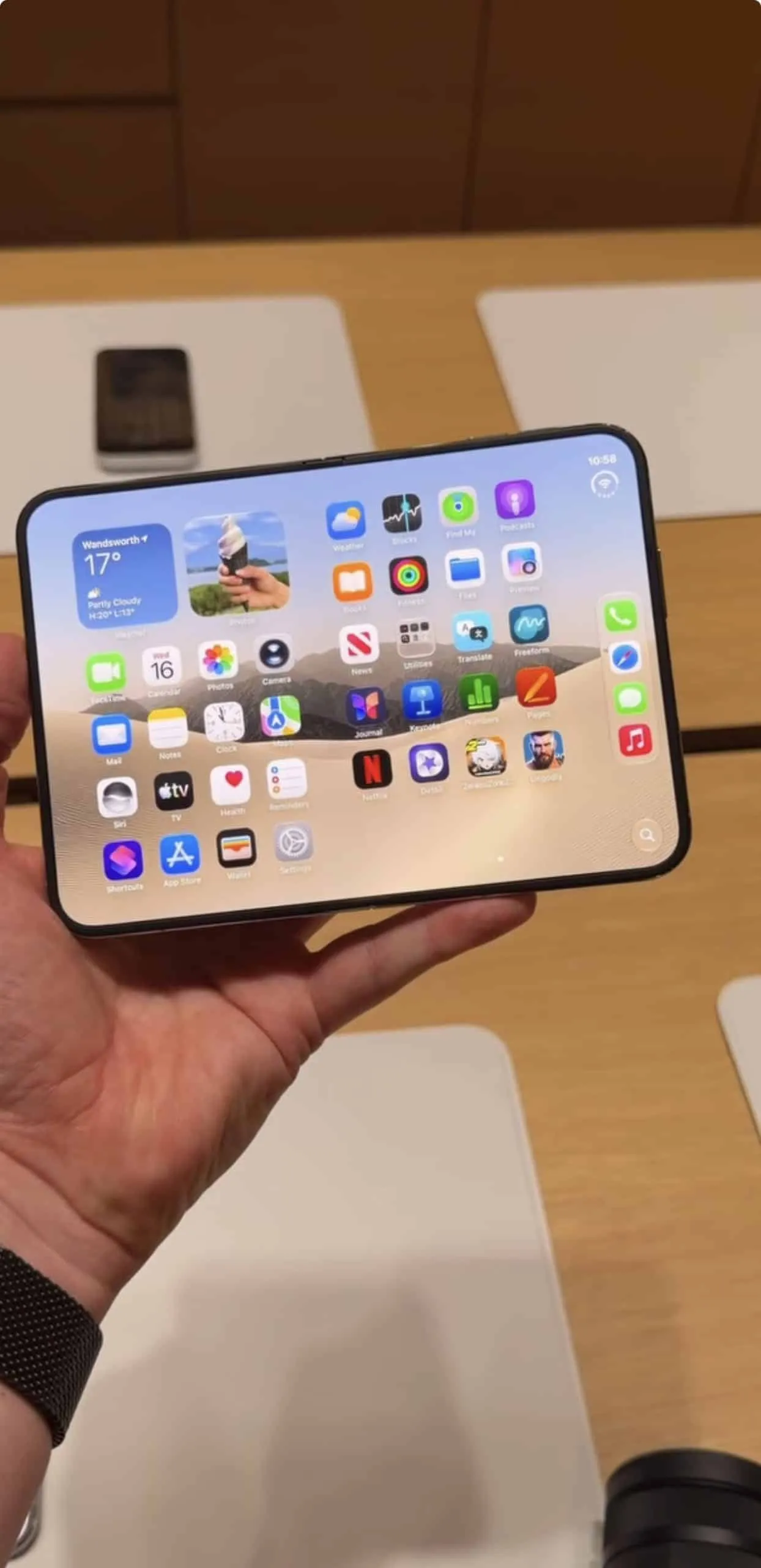 Owners Report Screen Cracks on Apple's New iPhone Duo