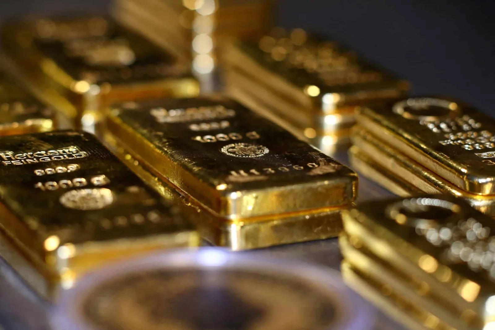 Pakistan Gold Rates Drop Below Key Threshold Amid Global Decline