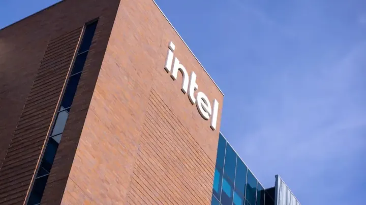 Intel Shares Plunge 28.6% in Biggest Crash Since 1970s