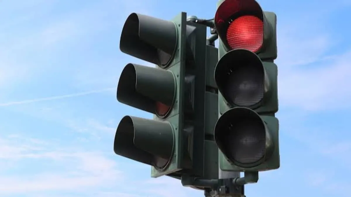 Karachi To Eliminate Two Signals On Shahra-e-Quaideen