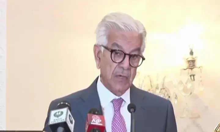 Khawaja Asif Rebukes UK Energy Secretary's Seating Style in Istanbul Talk with Ishaq Dar