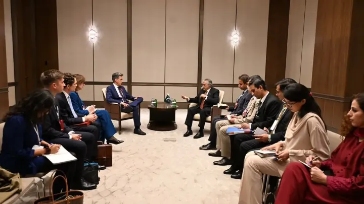 Defence Minister Asif Criticises Ed Miliband's Seating at Istanbul Meeting