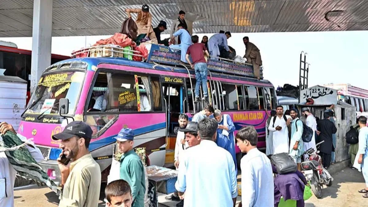 Lahore Traffic Police Launch Crackdown On Unauthorized Bus Stands