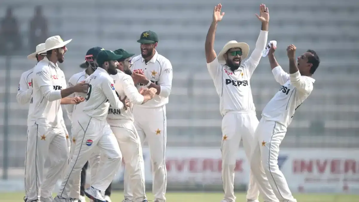 Pakistan Reaches 302 Against England After Recovery