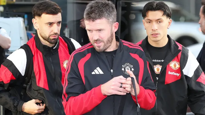 Manchester United Players Face Train Jeers While Carrick Receives Cheers