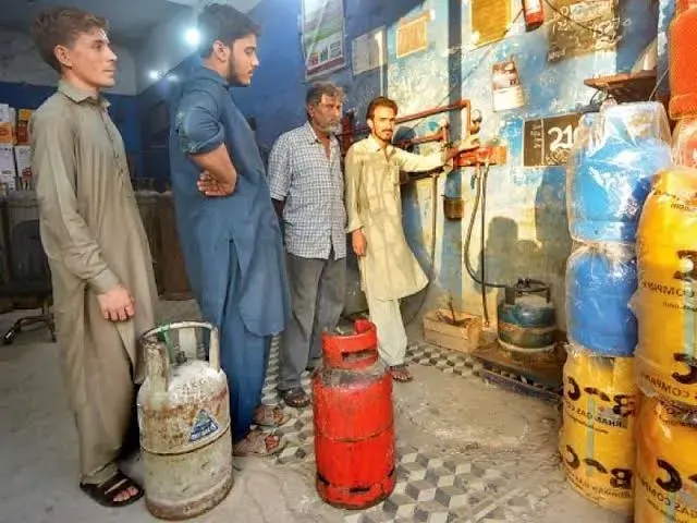 Pakistanis Burdened With Rs. 1.4 Billion Extra For LPG Over Five Days