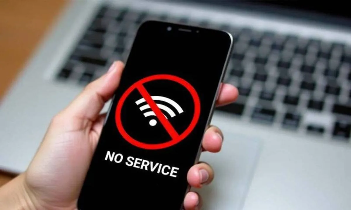 Peshawar Citizens Face Week Without Mobile Service and Daily Power Outages