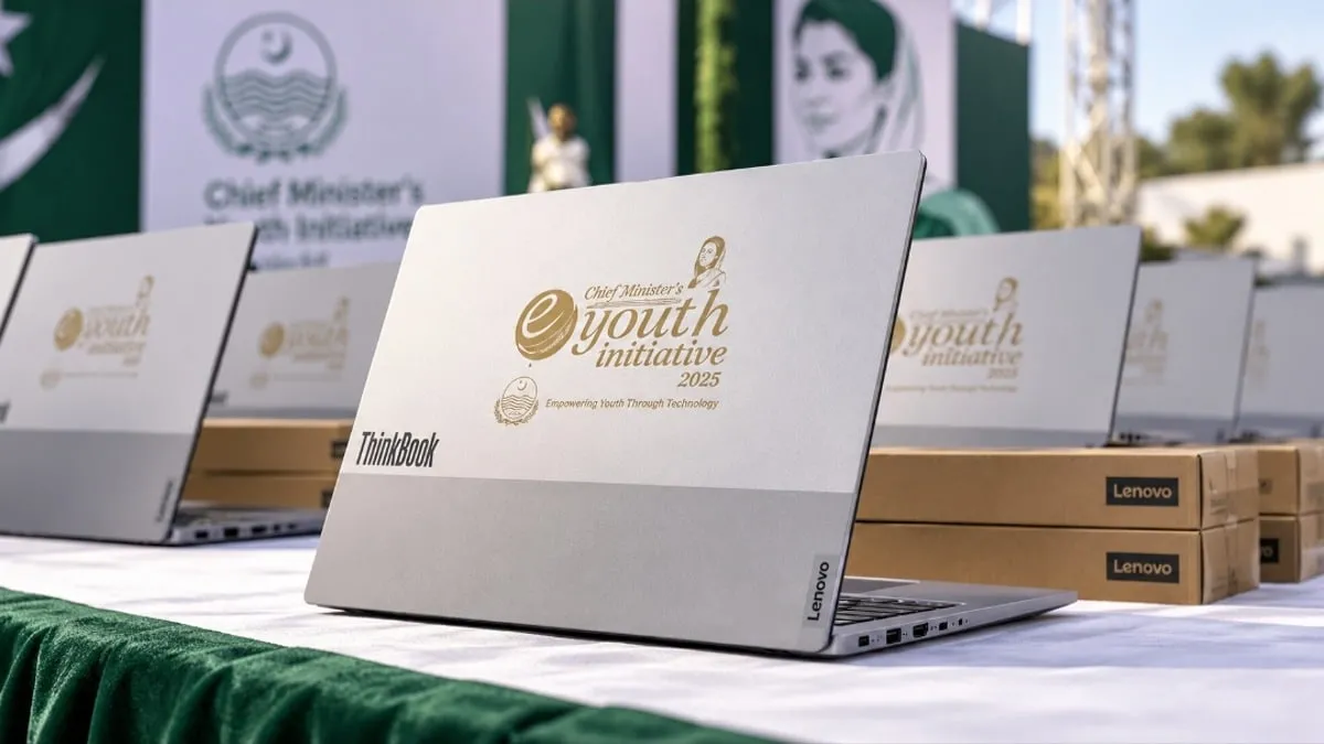 Punjab Chief Minister Hands Out 5,531 Laptops in Mandi Bahauddin and Gujrat