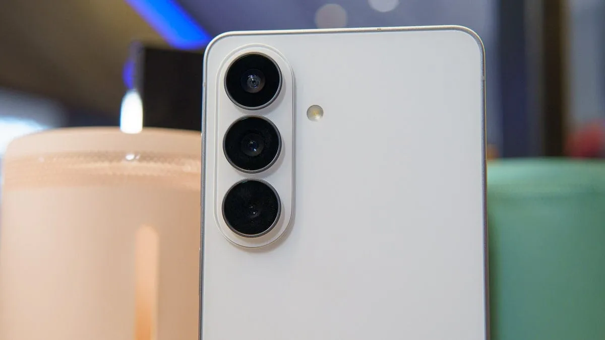Samsung Galaxy S27+ Might Drop Ultra-Wideband Feature