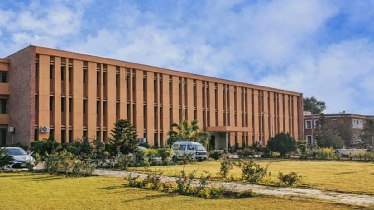 Sindh Examines Higher Retirement Age for Public University Professors