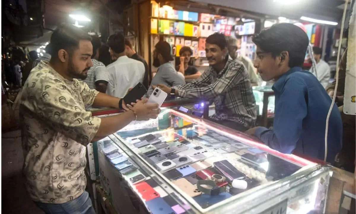 Smartphone Costs Jump in Karachi as AI Fuels Memory Price Spike