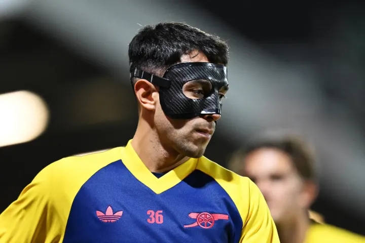 Arsenal Midfielder Martin Zubimendi Wears Protective Mask Against Fleetwood