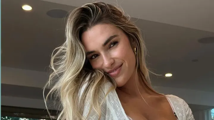 Kayla Simmons Wows Fans With Gym Video In Pink Leggings